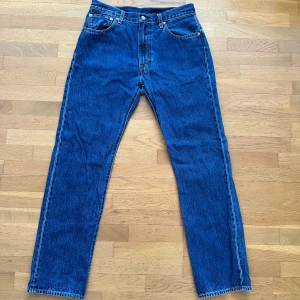 Levi’s jeans  - Blå Levi’s jeans, rak passform, nytt skick, storlek W32 L34 (pris kan diskuteras)