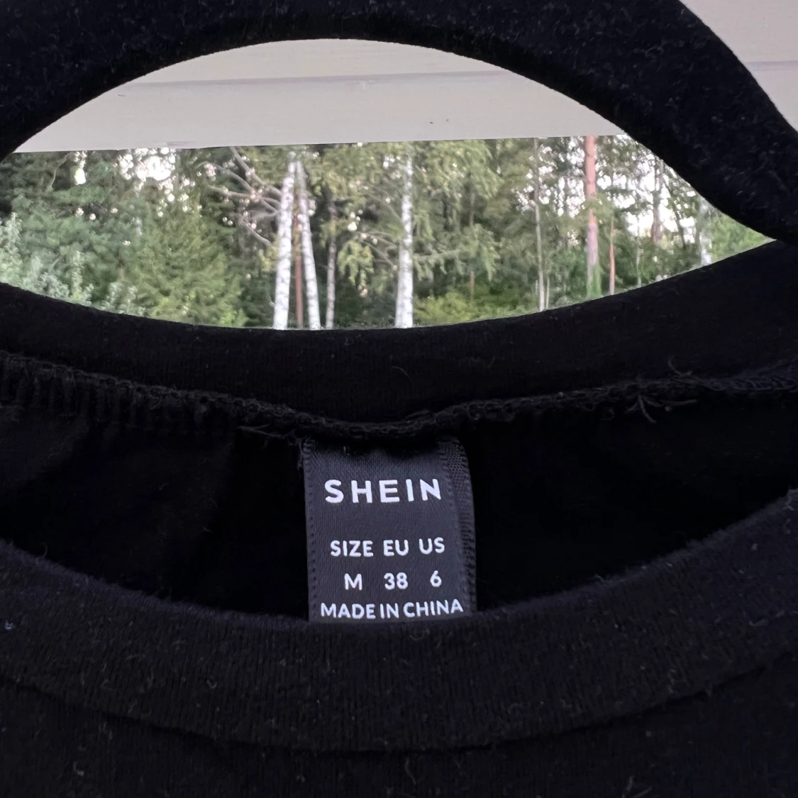 Croppad svart T-shirt  - 91