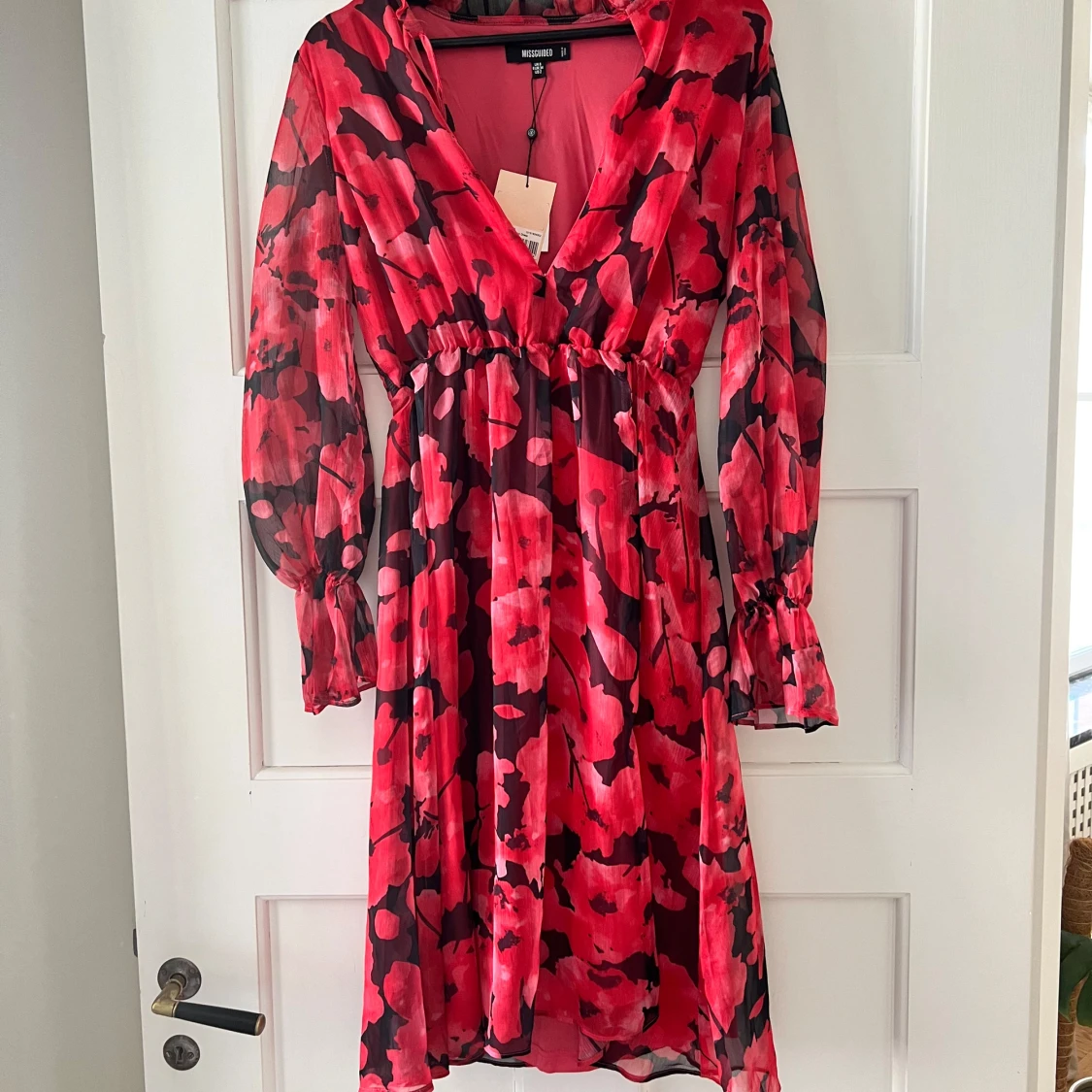 Röd blommig klänning från Missguided