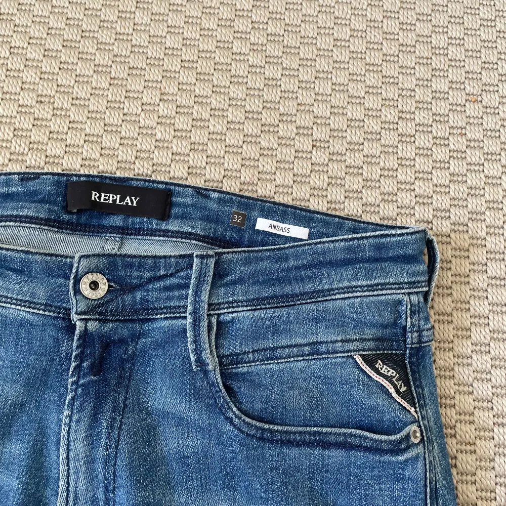 Tjena! Säljer nu dessa schyssta jeans från replay i den eftertraktade modellen ”anbass” | Jeansen är mycket sparsamt använda, skick: 9/10 | Kontakta mig vid eventuella frågor 🙌. Jeans & Byxor.