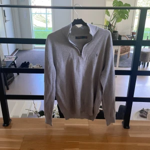 Ralph lauren half zip - Hej! Säljer min Ralph lauren half zip som är i perfekt skick utan defekter. Plagget är använt fåtal gånger. Nypris ca 2100. Hör av dig vid fundering! Köparen står för frakt.