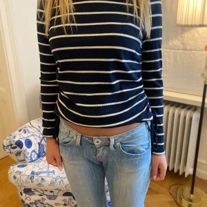 Tröja med knytning - Knytdetaljer på sidorna. Köpt på zalando men är slutsåld!