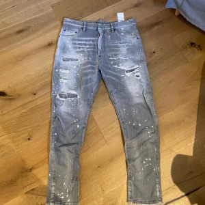 Dsquared2 jeans - Snygga Dsquared jeans. Använda ett fåtal gånger. Nypris cirka 5000.
