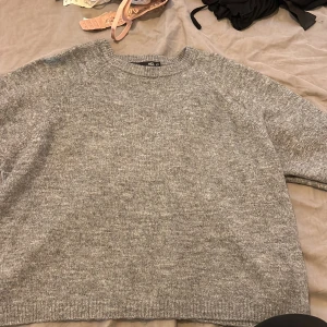 Grå stickad kortärmad tröja. Storlek xs - En skön stickad tröja från lager 157 i storlek xs. Bra skick 