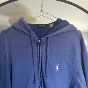 Ralph lauren zip hoodie - En zip hoodie från Ralph lauren i en snygg sällsynt tvätt. Väldigt fint skick på hoodien och inga typ av flaws. Skriv om du har funderingar!