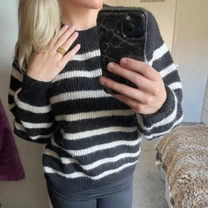 Stickad randig  - Stickad randig tröja från h&m, inga defekter☺️💕 stl m
