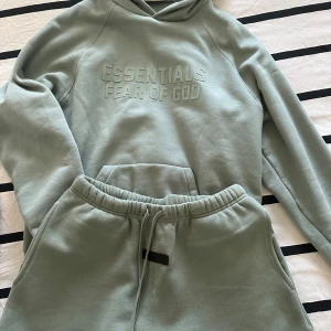 Essentials dress  - Den är köpt utomlands finns inte längre att köpa den är i ny skick