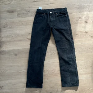 Levis 501 - Säljer dessa jeans på grund av att ja inte gillade dem. De e i bra skick och är storlek 31 x 32. Hör av er vid frågor