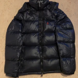 Ralph lauren jacka  - Sjukt snygg ralph lauren jacka perfekt till hösten och vintern tyvär har jag växt ut storleken och behöver en större annars är den i grymt skick  Kan skicka fler bilder i dagsljus om det behövs 