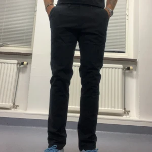 Svarta chinos - Svarta chinos från dressman i storlek 36/36 aldrig använda med lappen kvar. Slim fit