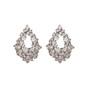Glittriga örhängen från Lily and Rose - Säljer ett par superfina glittriga örhängen från Lily and Rose. Örhängen Alice Earrings från Lily and Rose i pläterat tenn med glittrande Swarovski-kristaller. Längd 3,2 cm. Nypris: 599kr. Helt oanvända!!