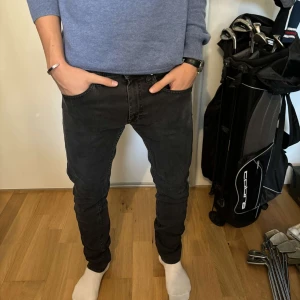 Feta tiger of sweden jeans💸 - Sköna tiger of sweden jeans som ej kommer till användning längre. Killen på bild är 181cm. Jeansen har inga defekter. Ny pris: 1600kr, mitt pris: 320kr