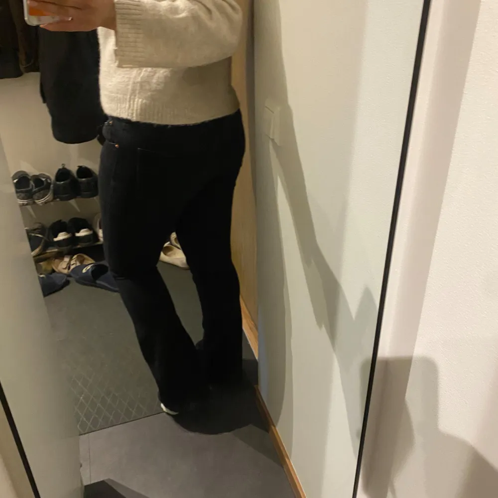 Strl 40 Snygga bootcut jeans från Ginatricot Passar tyvärr inte längre mig, men bra längd på dem och passar utmärkt på mig som är 168 cm. Jeans & Byxor.