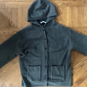 Mysig kofta! - Jättefin grå/khakifärgad kofta från Zara. Storleken på lappen är S-M men modellen är oversized.