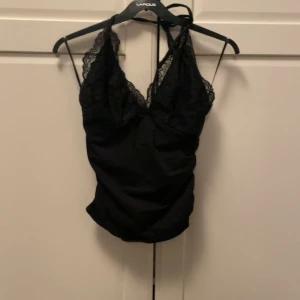Halter top  - Säljer detta fina linnet ifrån shein i jättebra skick knappt använd💗