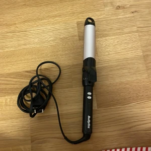 BaByliss locktång  - Den är endast använd 2 gånger, däremot är metallgrejen, som gör att den kan stå när den är varm, borta (det gör dock inget och locktången fungerar helt som den ska!!). Säljer då den inte kommer till användning. Priset ligger på 240 exslusive frakten🥰