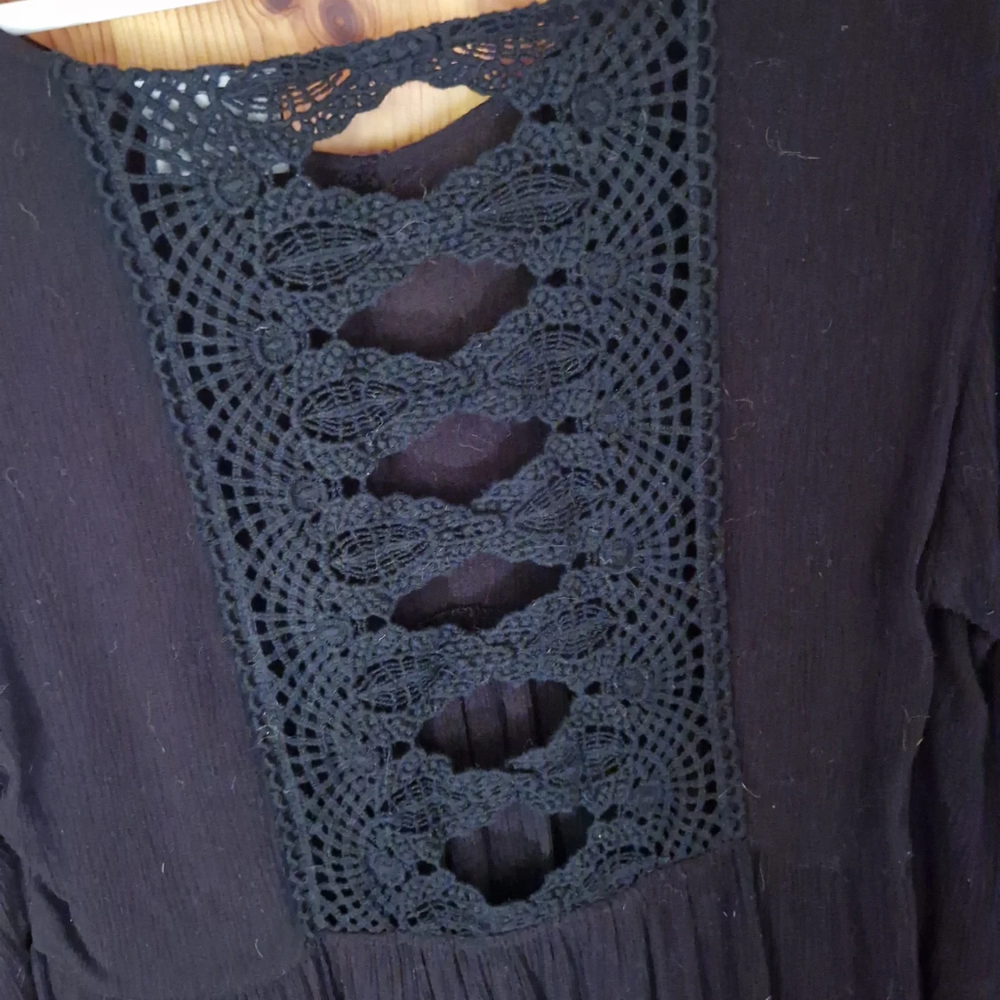 Svart långärmad topp med spetsdetaljer - 91