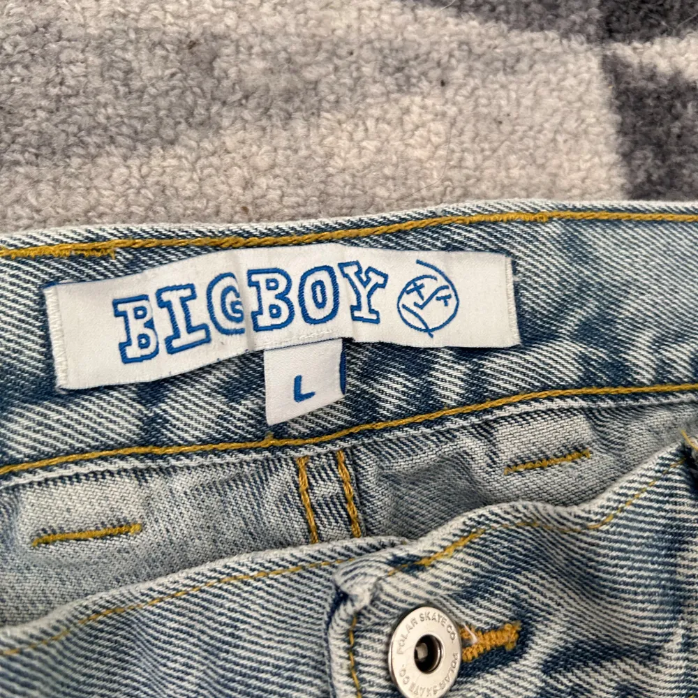 Säljer att par polar big boys med OG logo i storlek L. Skicket på dessa byxor är väldigt bra och de har en baggy passform. Skriv till mig om ni skulle vara intresserade.. Jeans & Byxor.