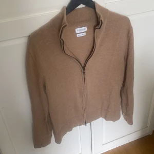 Zip up tröja - Säljer denna zip uppen från theese glory days. Storleken är L men skulle säga att den passar small, möjligtvis medium. Den har även ett litet hål på bröstet men det är knappast synligt. 