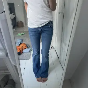 Säljer dessa blåa boot cut jeans från pull& bear! Byxorna är i storlek 36 Hör av dig om frågor!