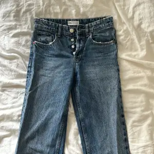 Säljer dessa lågmidjade jeansen från Zara. Säljer dem då de är för små på mig. Jeansen är i stolen 32 och är perfekta i längden för mig som är 170 cm lång.💞💞pris är diskuterbart!!! 