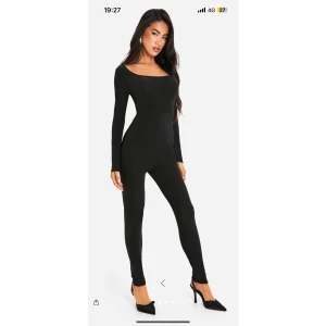 Body från Boohoo - Helbody från Boohoo stl xs, passade inte mig så sitter nog bättre på en S eller en kurvigare/längre (165cm) XS än vad jag är! Så bara testad  150kr plus frakt