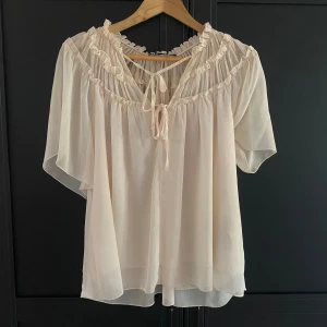 Blus - Superfin blus från Zara✨Beige/creme/ljusrosa i färgen🌸