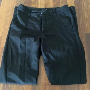 lågmidjade kostymbyxor  - för tajta i midjan därför säljer jag byxorna 