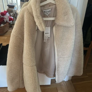 Teddy jacka  - Säljer denna Teddy jacka från NA-KD testad en gång. Storlek 36 