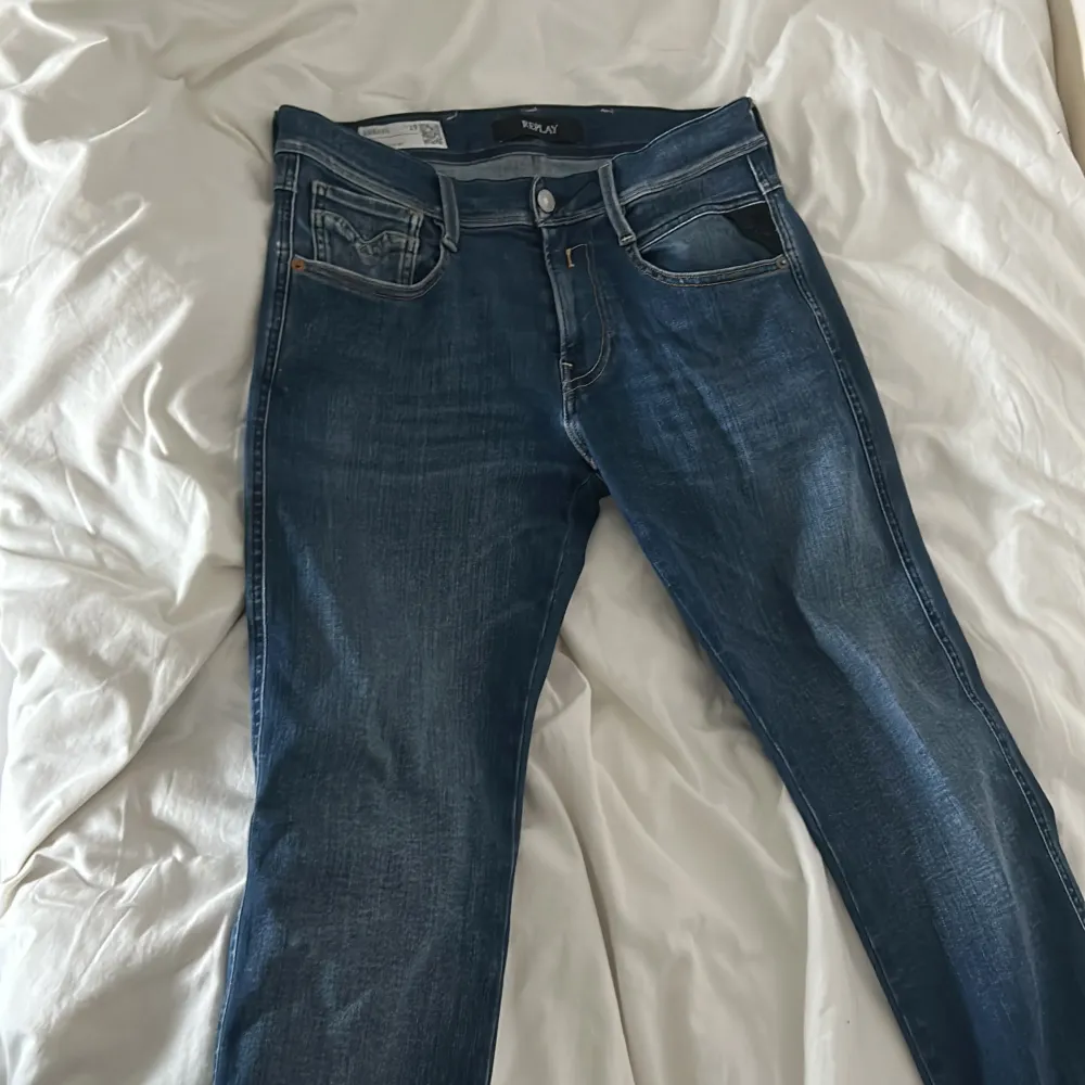 Säljer mina hyperflex, sitter slim och det är snygg blå färg. Nypris 1800kr. Storlek 29x34 men passar även 30 i midjan.. Jeans & Byxor.