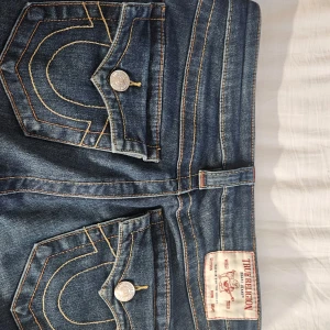 True religon - Superfina jeans, pris kan diskuteras, då de är ett hål i innerbenet men inget som syns eller besväras då det är sytt och inget syns heller 