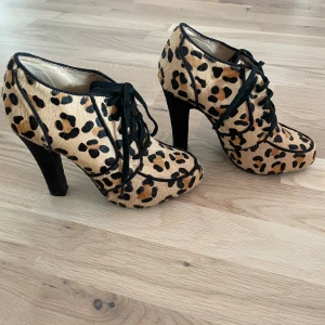 Leopardmönstrade Skor Topshop - Skorna är i mycket fint skick/ nyskick.  Storlek 36.   Kommer från ett rök och djurfritt hem. 