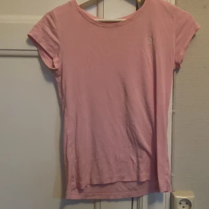 Snygg  Ralph lauren t-shirt - Snygg babyrosa t-shirt från Ralph lauren . Nästa aldrig använd så skicket är bra på den!
