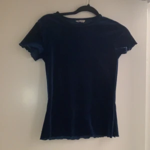 Blå t shirt - T shirt i stoleken 158-164, 13-14 yrs