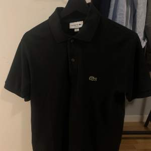 Säljer en svart Lacoste piké, storlek xs men passar s. Den är köpt för 900kr på Lacoste hemsida. 