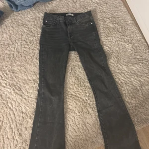 Mörk gråa jeans - Mörk gråa jeans Low waiste och bootcut, bra skick