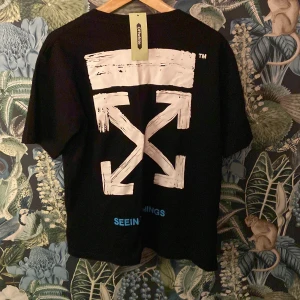 OFF-WHITE T-shirt - Säljer nu en OFF-WHITE T-shirt som är helt oanvänd och i mycket bra skick. Strl M Skick: Aldrig använd. Mer info i pm.