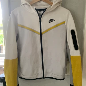 Nike tech fleece - Säljer min Nike tech för att jag har tröttnat på den. Den är använd men i bra skick. Storlek L JR