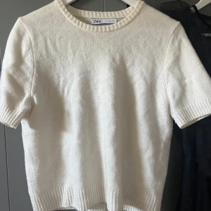 Vit stickad tröja - En sjukt snygg vit gosig, stickad tröja som inte sticks alls, perfekt nu när de blir lite svalare💕