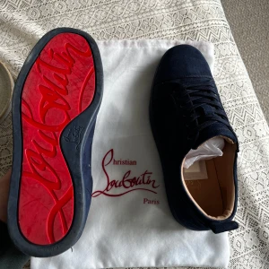 Christian loubotin - Tjena, säljer mina loubitins, riktigt bra skick. Har haft dem mindre än 1 månad. Man får med skolåda, kort och skopåse. Kan sänka priset vid snabb affär;) skriv om ni har några funderingar:)