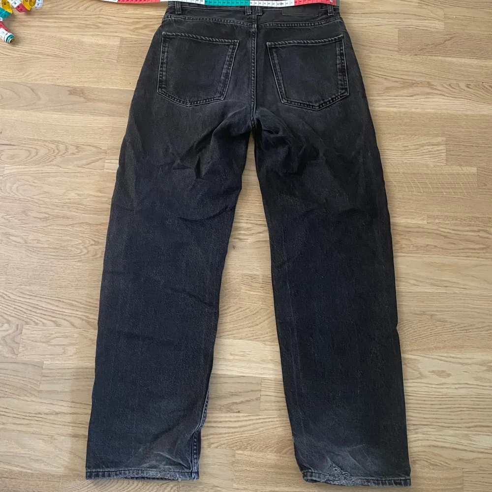 Säljer ett par svarta baggy jeans ifrån Bershka. Passar bra på mig som är runt 172. Det finns tecken på slitage nere på byxorna som man kan se på bild fem men de går fortfarande att använda. Längd 101 cm och midja 38 cm. Vid funderingar skriv bara!. Jeans & Byxor.