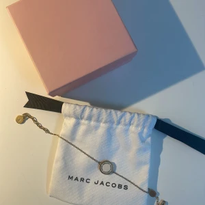 Armband - Säljer detta så fräscha armband från Marc Jacobs!! Lite skador i form av repor därav lägre pris!!