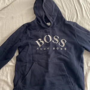 Hugo Boss hoodie.  - Hugo boss hoodie i väldigt bra skick och väldigt skön. Det är storlek S/14 köpt på kidsbrandstore för 1500kr.