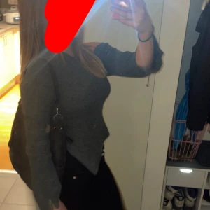 Stickad tröja - En grå fin stickad tröja som går halvt över axeln💓 Endast använd 1 gång