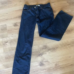 Jeans  - Stl 36. Passar inte min stl. Använt en gång låg midja 