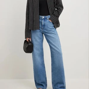 Loose medlhöga jeans - Helt nya jeans från NAKD. Långa i benen, till i marken på mig som är 170. Medelhög midja och superfin jeans blå färg. Köparen står för frakt🤍