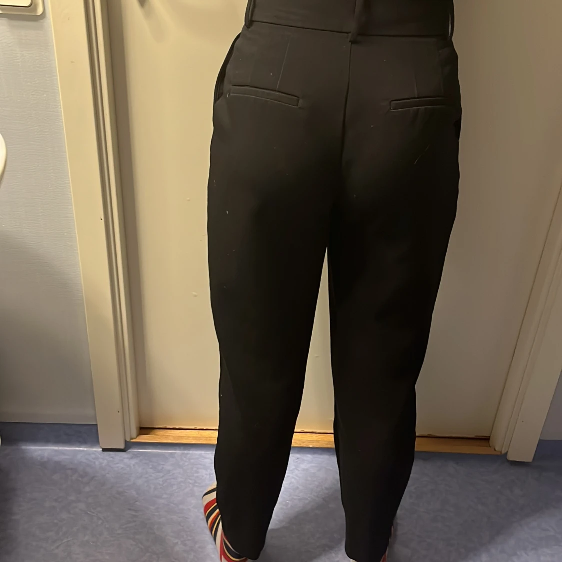 Svarta kostymbyxor från Zara - 90