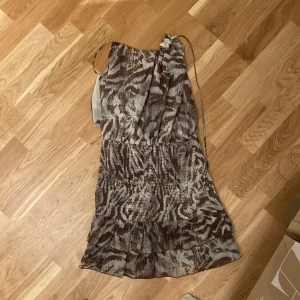 Zara trendig zebra kort klänning - Den här fina zara klänningen var så trendig och populär för ca 2 år sen, då alla ville ha den. Nu har jag tröttnat på den lite grann, men jag ser att den börjar komma tillbaka. Man kan även vika upp den och ha den som topp. 