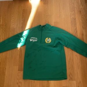 Jag säljer en Hammarby långärmad träningströja signerad av damlaget i Hammarby 2022 - Tröjan är lite knoppri på magen 