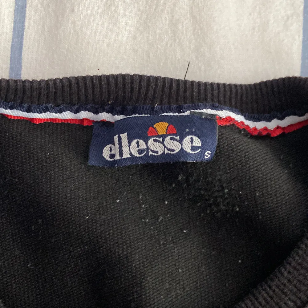 Säljer en ellesse tröja i storlek S mycket bra skick men den har varit med ett tag. Hoodies.